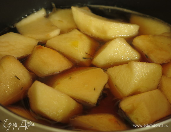 Опускаем в него фрукты и варим 14 минут.