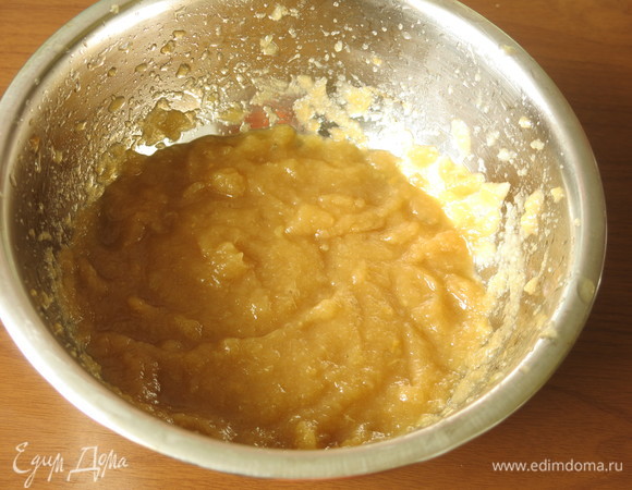 Достаем фрукты и пюририуем. остатки маринада можно использовать еще для одного соуса. В исходном рецепте масса стабилизировалась желирующим веществом, я не добавляла.