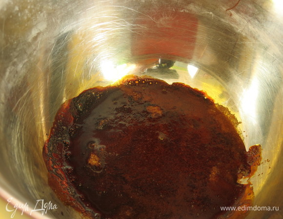 Сахар коричневый карамелизируем.