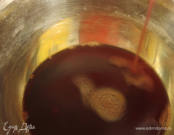 Вливаем сок, вино, коньяк (в оригинале мадера). Добавляем кубики коричневого бульона — рецепт суп с айвой и бараниной. 