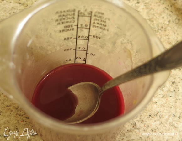 Растворяем крахмал в 20 мл вина.