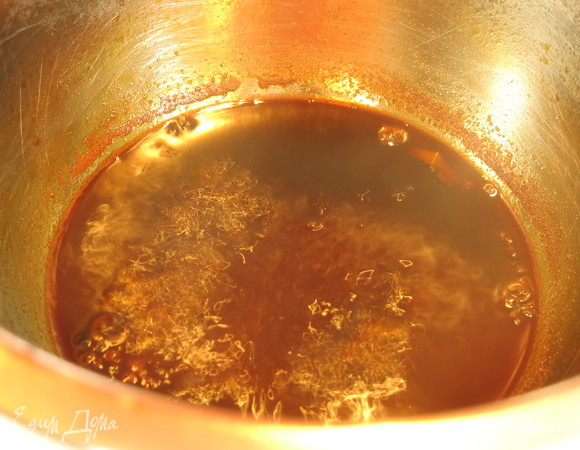 Вмешиваем крахмал, провариваем, снимаем с огня и накрываем пленкой.