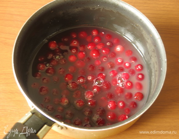 Нагреваем вино с соком и сахаром, кладем клюкву, чуть провариваем.