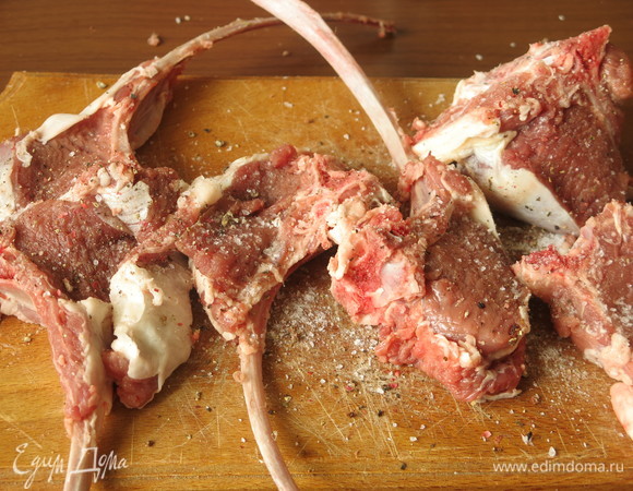 Мясо зачищаем. Солим и перчим.