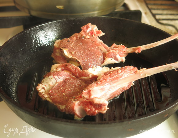 Обжариваем с двух сторон по 25 секунд.