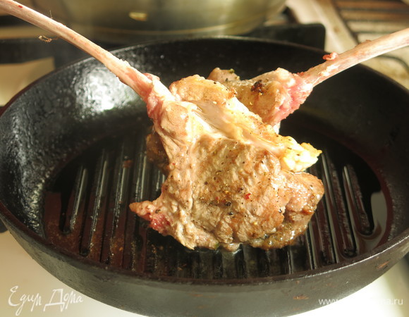 Обжариваем с двух сторон по 25 секунд. Обжариваем с боков по 10 секунд. Кладем в духовку при 230°C 3 минуты выдерживаем, потом выключаем духовку, держим еще 6 минут. На фото финальном положила кусочек разреза — мякоть сочная с кровью, если не любите такое, увеличиваем время выдержки. В оригинале готовили оленину, целый кусок, при другом режиме, 90°C до 42°C внутри.