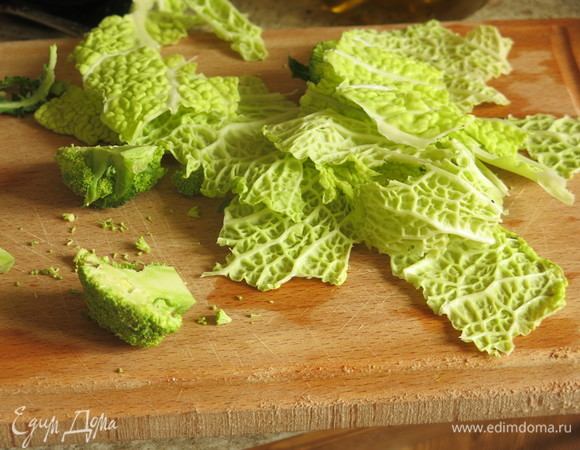 Нарезаем капусту.