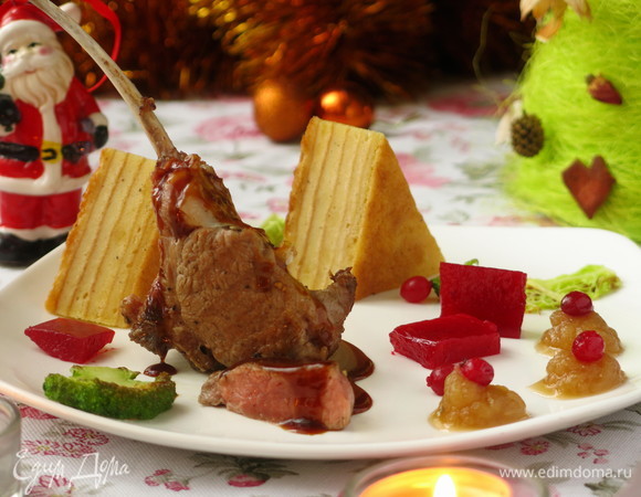 Осталось все выложить. Нарезаем пирог, выкладываем кусочки желе, капусту, клюкву, ставим каре, поливаем мясо соусом.