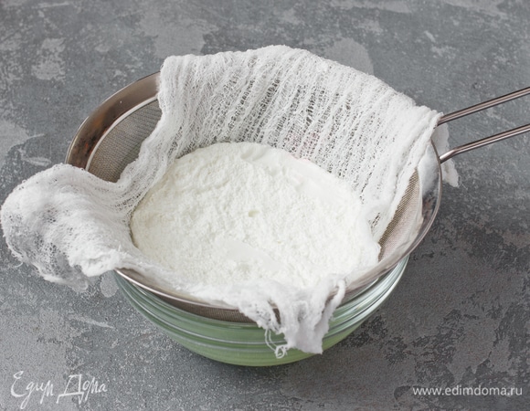 За сутки до приготовления установить на глубокую миску сито, застелить его марлей. Выложить на марлю йогурт, накрыть его свободными концами марли и отправить в холодильник на 24 часа, дав стечь лишней сыворотке.