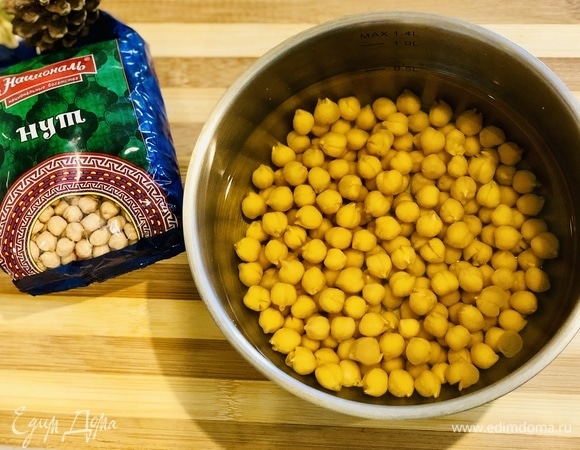 Промойте и замочите сухой нут ТМ «Националь» на 8 часов.