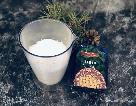 Теперь начинайте постепенно добавлять сахар, продолжая взбивать. Аквафаба начнет густеть. На этом этапе уже получается очень вкусный крем. Чем больше добавить сахара, тем плотнее получится взбитая масса. Поэтому, если у вас не очень мощный миксер, не уменьшайте количество сахара.