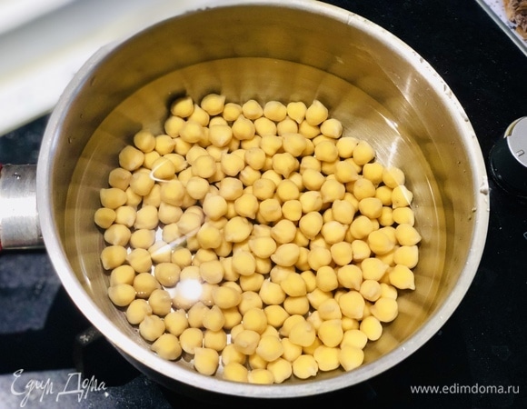 Затем слейте воду, промойте разбухший нут, переложите его в кастрюлю и налейте примерно 400 мл чистой воды, чтобы она покрывала нут где-то на пару сантиметров. Варите нут до мягкости, около 2-х часов под крышкой. В процессе варки вода будет выкипать, поэтому подлейте еще 300 мл или сколько потребуется. В конце приготовления в кастрюле должно остаться не много воды, как раз столько, сколько нам нужно — около 150 мл, т.е. отвар должен получиться достаточно концентрированным.  