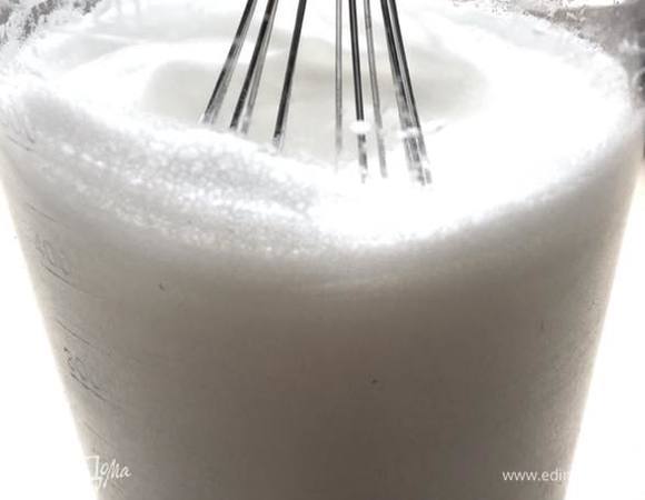 Слейте нутовый отвар (аквафабу), процедите через сито и отмерьте 150 мл. Взбивайте миксером на большой скорости до белой пены. У меня занимает это 5 минут.