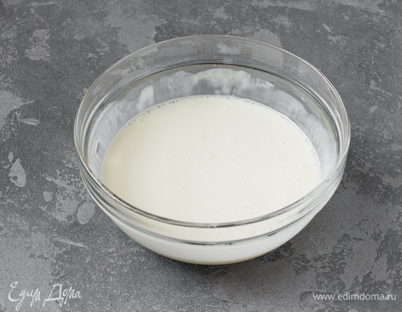 Добавить к йогуртовой массе молоко и сок лимона. Перемешать.