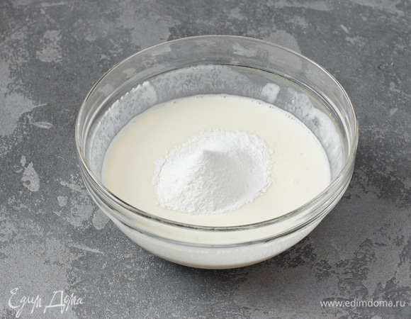В эту же миску просеять муку и крахмал. Аккуратно перемешать, разбивая силиконовой лопаткой комочки.