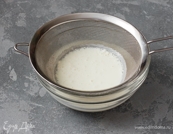 Процедить тесто через сито, чтобы удалить комочки.