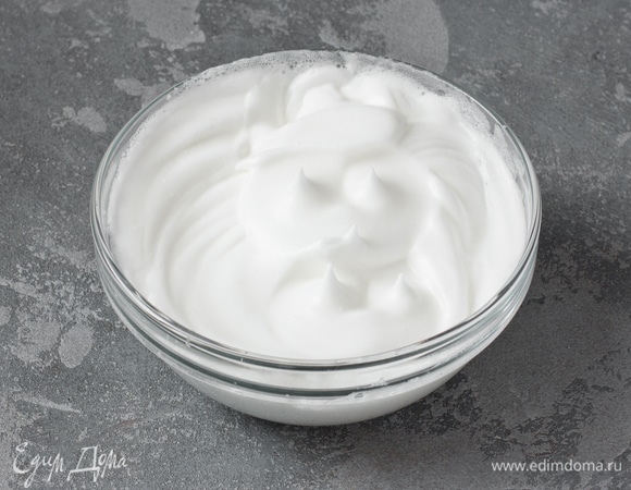 В чистой сухой миске взбить до крепких пиков белки с 25 г сахара.