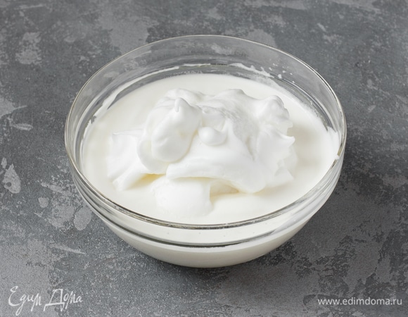 Аккуратно вмешать в тесто сначала половину взбитых белков. Перемешать силиконовой лопаткой, двигаясь снизу вверх, до получения однородной массы. Добавить оставшиеся белки и снова аккуратно перемешать тесто. Важно долго не перемешивать, чтобы масса не осела.