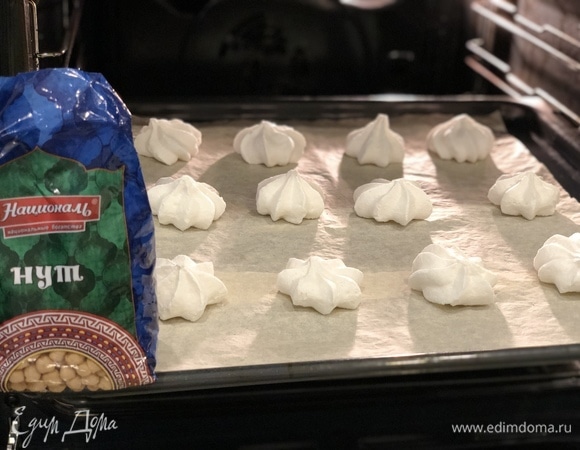 Поставьте противень с безе в духовку, разогретую до 100–110°C, примерно на 1 час. Чтобы проверить готовность, достаньте одну безешку, если она тверденькая и легко снимается с бумаги, значит печенье готово. Оставьте его в духовке до полного остывания. 