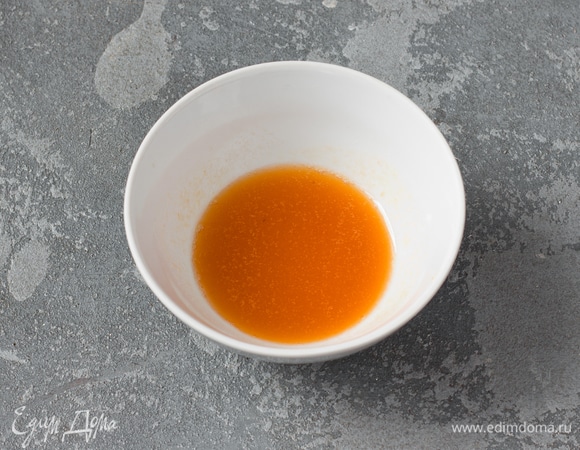 Абрикосовый джем протереть через сито, смешать с водой. Смазать им с помощью кулинарной кисти верх готового суфле и оставить его остывать в духовке.