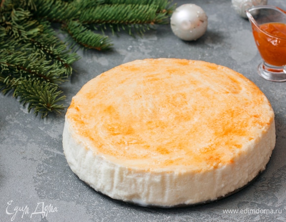 Достать форму с суфле из противня. Затянуть форму сверху пищевой пленкой так, чтобы она не касалась суфле. Отправить в холодильник минимум на 1 час. После чего освободить суфле из формы, удалить пергамент и подавать суфле к столу.