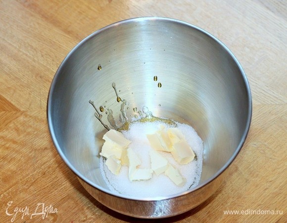 Приготовим тесто. Соединить сливочное масло (50 г), сахар (100 г) и жидкий мед (1,5 ст. л.).