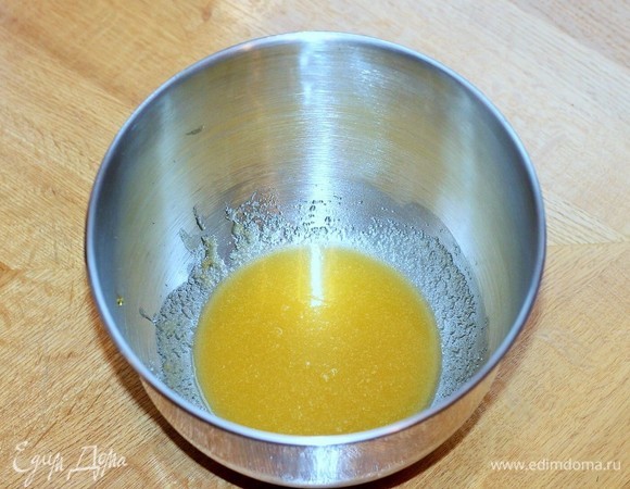 Нагревать массу на водяной бане, пока сахар полностью не растворится. Снять смесь с огня и дать немного остыть.