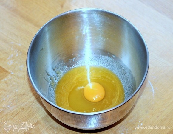 Вбить в медовую смесь яйцо (62 г), взбить миксером.