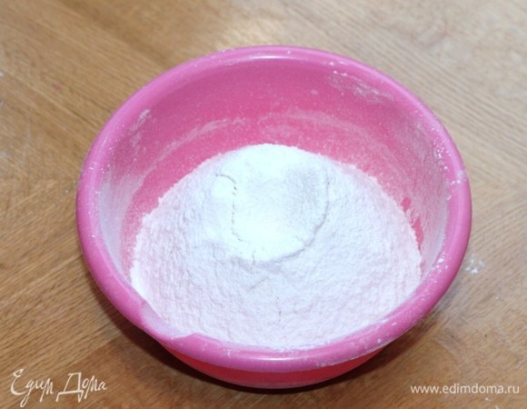 Муку (только 245 г) смешать с содой (0,5 ч. л.) и просеять. Затем добавить соль (1 щепотку) и перемешать.