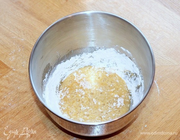 Добавить мучную смесь в жидкую.