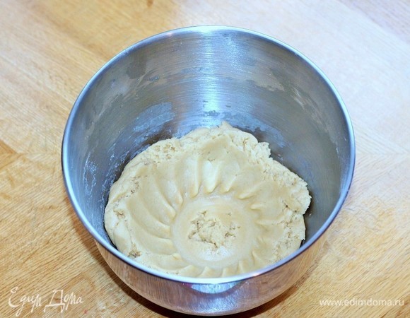 Замесить мягкое, эластичное не липнущее к рукам тесто. Вес моего теста 515 грамм.