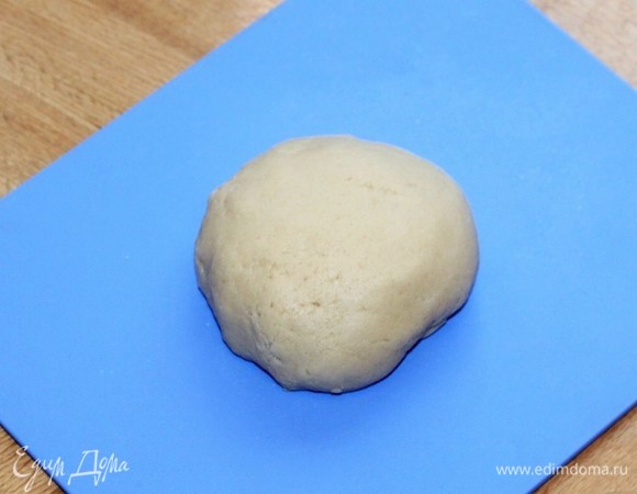 Тесто должно собираться в ком. Если рассыпается, добавьте 1 ч. л. сметаны. Если тесто липнет, добавьте немного муки, по 1 ч. л. Не загружайте тесто лишней мукой.