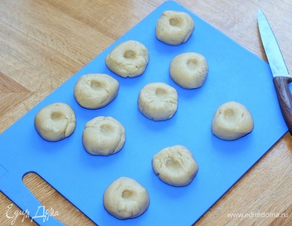Делим тесто на 10 частей, около 50 грамм. Кладем тесто под пленку, чтобы не обветрилось.