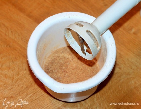 Из половины обрезков формируем новые коржи. Если плохо раскатываются, добавьте 1 ч. л. сметаны. Вторую часть обрезков выпекаем и измельчаем в крошку. Получается 12–14 заготовок коржей.