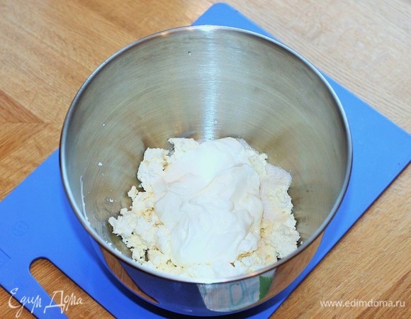 Приготовим творожный крем. Смешать творог со сметаной и перетереть через сито. Со сметаной, творог легче пропускать через сито.