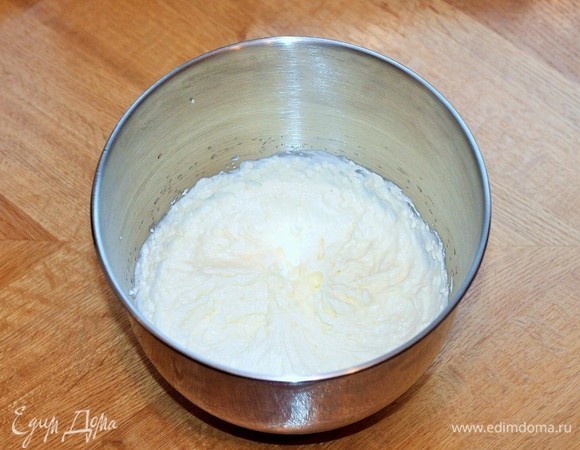 Добавить в творожную массу сахарную пудру и ванильный сахар, взбить миксером до однородной консистенции.