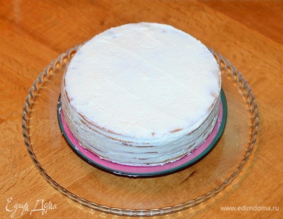 Промазать коржи кремом. Затем смазать кремом верх и бока торта.