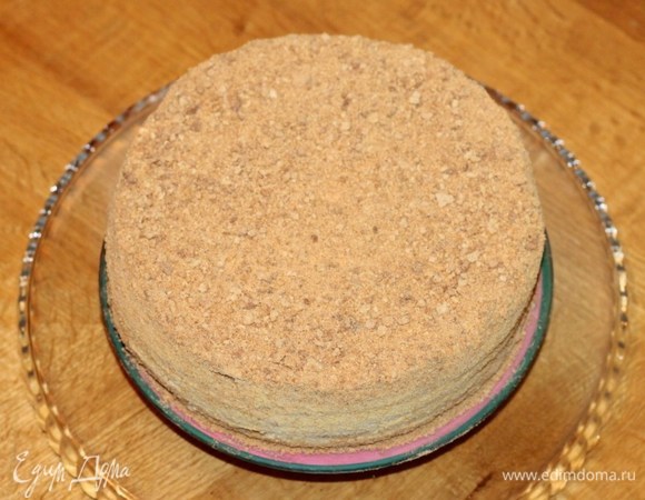 Посыпать торт крошкой.