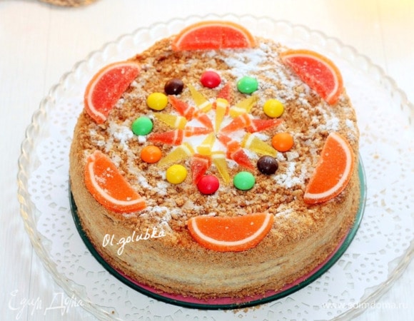 Украсить торт по своему вкусу и дать пропитаться в течение 4 часов, а лучше оставить в холодильнике на ночь.