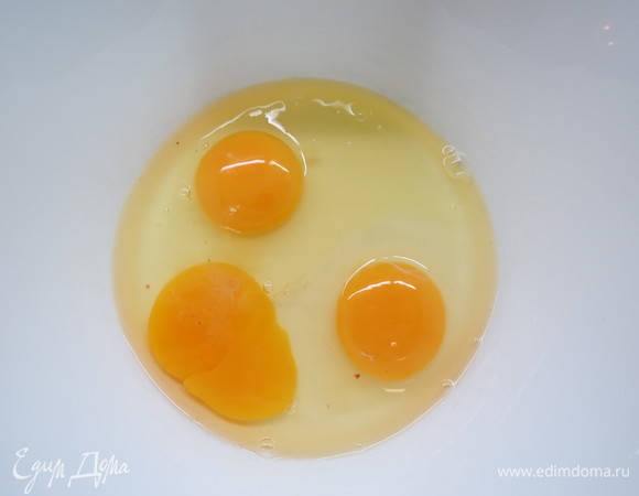 Готовим ореховые коржи. В миску разбить 3 яйца.