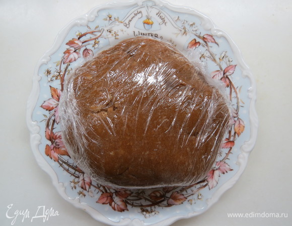 Тесто завернуть в пищевую пленку и дать отдохнуть при комнатной температуре 30 минут.