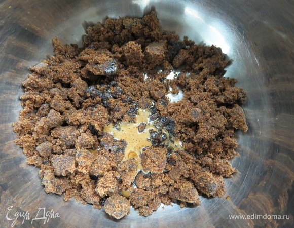 Готовим ореховую карамель из сахара мусковадо. Карамель я всегда готовлю за день до сборки торта, чтобы она успела постоять в холодильнике и загустеть. В сотейник с толстым дном насыпаем сахар мусковадо, на среднем огне топим сахар до растворения крупинок.