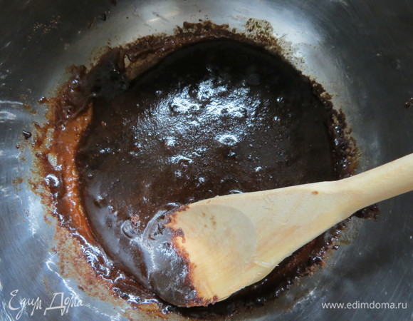 Сахар стараемся не мешать, в крайнем случае можно время от времени потряхивать сотейник или аккуратно перераспределять сахар деревянной лопаточкой.