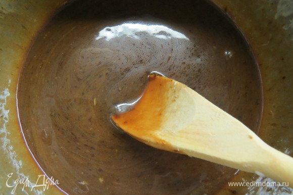 Сливки довести до кипения, влить горячие сливки в карамель, перемешать до однородности.