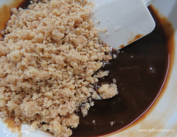 Сразу же снять с огня, процедить через сито, подмешать орехи и соль, остудить.