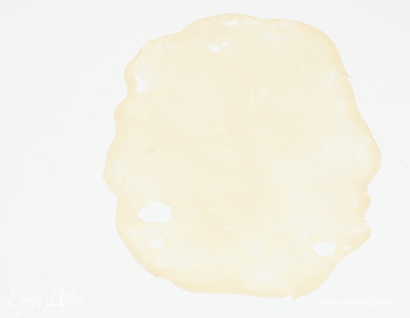 Каждый сочень растянуть руками на столе до прозрачности. Ничего страшного, если они будут рваться.