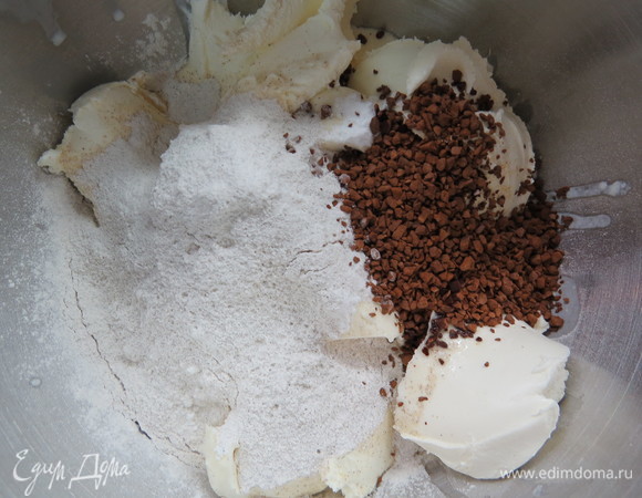 Непосредственно перед сборкой торта готовим сливочно-кофейный крем. Венчик и чашу миксера поместить в морозилку на 10 минут. Затем в чашу положить сливки, сливочный сыр, сахарную пудру (у меня с натуральной ванилью), маскарпоне, сметану, растворимый кофе, ром.