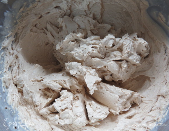 Взбивать до густоты крема в течение 3–4 минут.