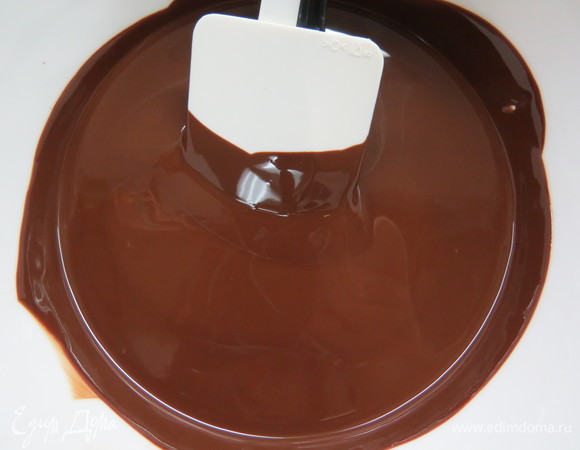 Готовим шоколадный ганаш для покрытия торта. Нагреть сливки почти до кипения, шоколад поломать и положить в кастрюльку со сливками. Подождать 2–3 минуты и энергично перемешать до однородного состояния. Накрыть пищевой пленкой и оставить стабилизироваться при комнатной температуре на несколько часов.
