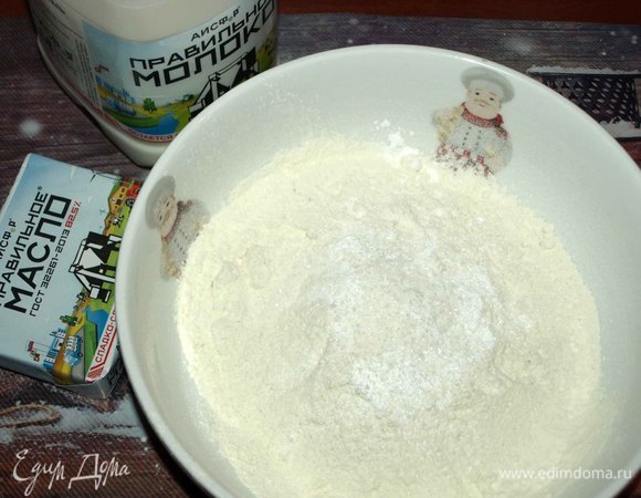 Муку просеять. Добавить соль, ванильный сахар, разрыхлитель. Перемешать.